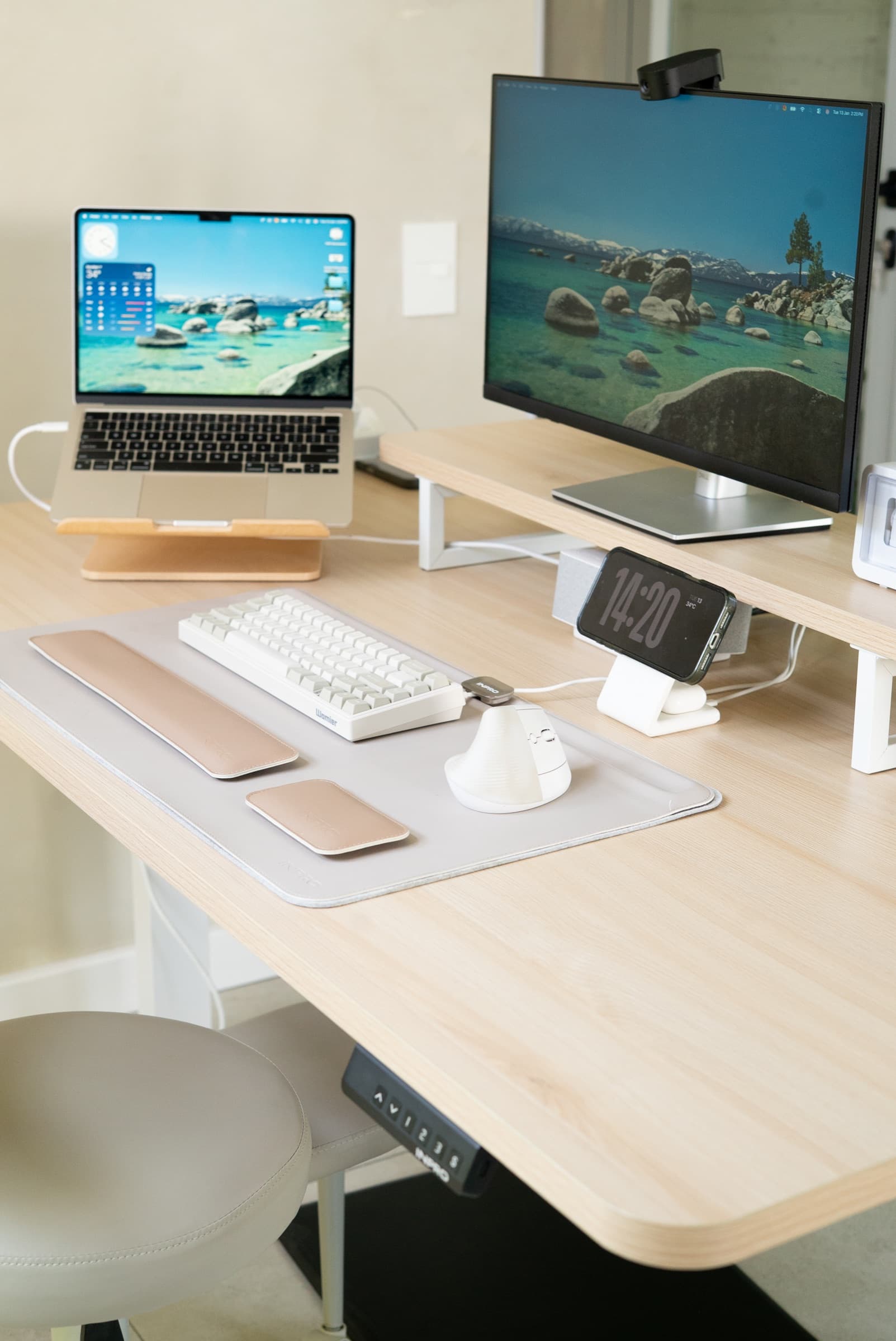 Escritório com mesa regulável, monitor e acessórios INPRO